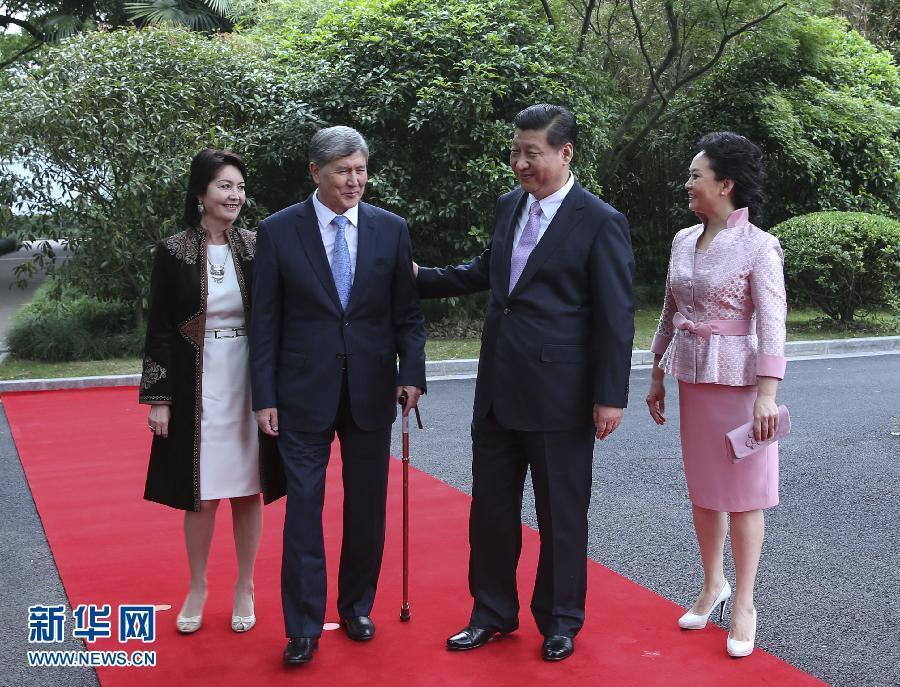 會談前，習近平在上海西郊會議中心廣場為阿坦巴耶夫舉行歡迎儀式。新華社記者 蘭紅光 攝 