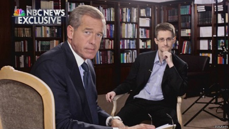 斯諾登稱(chēng)，他曾作為美國(guó)中情局和國(guó)安局便衣特工在海外工作。