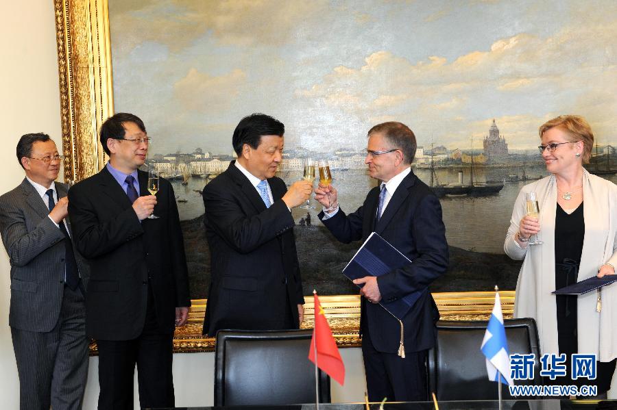 6月13日，中共中央政治局常委、中央書記處書記劉云山在赫爾辛基與赫爾辛基市長帕尤寧共同出席中芬有關(guān)文化藝術(shù)合作及交流活動的諒解備忘錄簽字儀式。新華社記者饒愛民攝 
