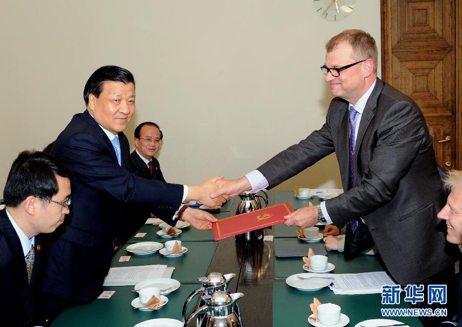 6月12日，中共中央政治局常委、中央書記處書記劉云山在赫爾辛基會見芬蘭中間黨主席西皮萊。 新華社記者饒愛民攝