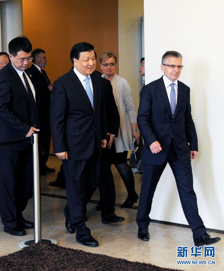 6月13日，中共中央政治局常委、中央書記處書記劉云山在赫爾辛基與赫爾辛基市長帕尤寧共同出席中芬有關文化藝術合作及交流活動的諒解備忘錄簽字儀式。新華社記者饒愛民攝