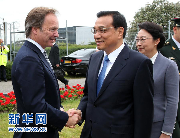6月16日，應(yīng)英國首相卡梅倫邀請，國務(wù)院總理李克強(qiáng)乘專機(jī)抵達(dá)倫敦希思羅機(jī)場，開始對英國進(jìn)行正式訪問。李克強(qiáng)總理夫人程虹同機(jī)抵達(dá)。這是英國政府高級官員到機(jī)場迎接李克強(qiáng)總理和夫人。新華社記者 龐興雷 攝
