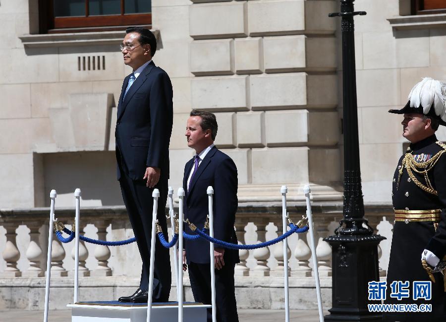 6月17日，中國國務(wù)院總理李克強在倫敦唐寧街10號首相府同英國首相卡梅倫舉行中英總理年度會晤。這是會晤前，卡梅倫為李克強舉行隆重的歡迎儀式。新華社記者 龐興雷 攝 