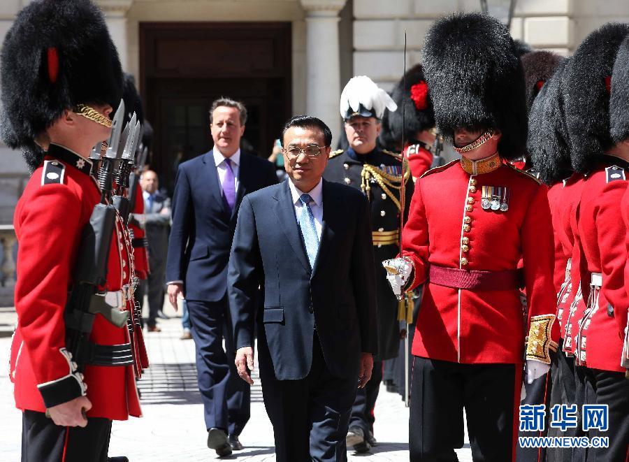 6月17日，中國國務(wù)院總理李克強在倫敦唐寧街10號首相府同英國首相卡梅倫舉行中英總理年度會晤。這是會晤前，卡梅倫為李克強舉行隆重的歡迎儀式。新華社記者 龐興雷 攝  