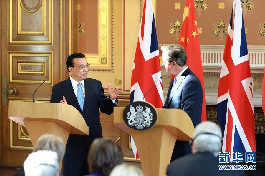 6月17日，中國(guó)國(guó)務(wù)院總理李克強(qiáng)同英國(guó)首相卡梅倫在倫敦舉行中英總理年度會(huì)晤后共同會(huì)見(jiàn)記者。新華社記者 李濤 攝