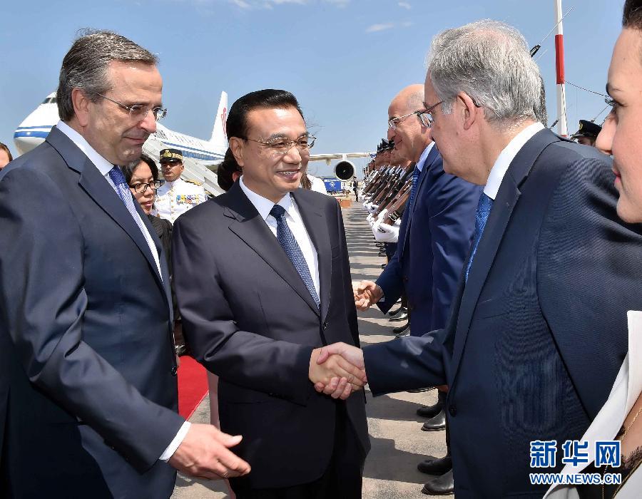 6月19日，國務(wù)院總理李克強乘專機抵達雅典國際機場，開始對希臘進行正式訪問。希臘總理薩馬拉斯在機場為李克強舉行隆重的歡迎儀式。新華社記者 李濤 攝
