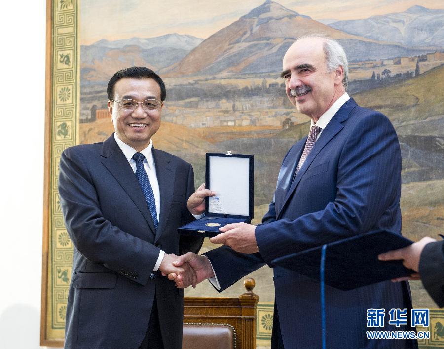 6月19日，國務(wù)院總理李克強(qiáng)在希臘議會大廈會見希臘議長米馬拉基斯。這是會見前，米馬拉基斯代表希臘議會向李克強(qiáng)授予議會金質(zhì)勛章。新華社記者 王曄 攝