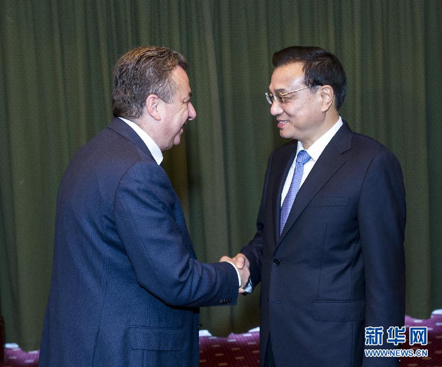 6月21日，國務(wù)院總理李克強(qiáng)在希臘克里特省首府伊拉克利翁會(huì)見省長(zhǎng)阿爾納烏塔基斯。 新華社記者 王曄 攝 