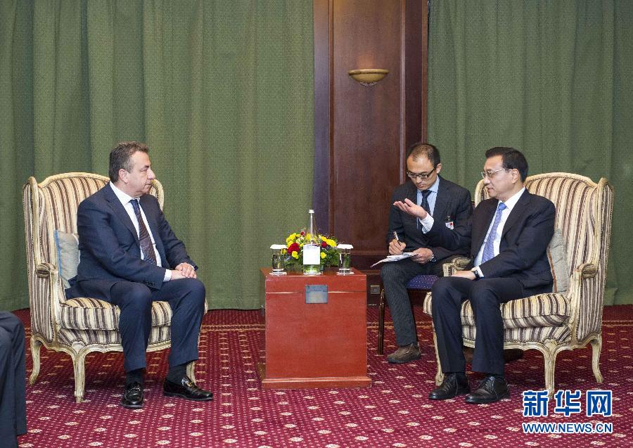 6月21日，國務(wù)院總理李克強(qiáng)在希臘克里特省首府伊拉克利翁會(huì)見省長(zhǎng)阿爾納烏塔基斯。 新華社記者 王曄 攝