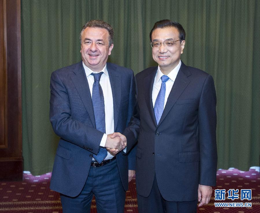 6月21日，國務(wù)院總理李克強(qiáng)在希臘克里特省首府伊拉克利翁會(huì)見省長(zhǎng)阿爾納烏塔基斯。 新華社記者 王曄 攝