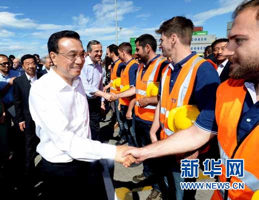 6月20日，國務(wù)院總理李克強(qiáng)與希臘總理薩馬拉斯共同考察中國遠(yuǎn)洋運(yùn)輸集團(tuán)比雷埃夫斯集裝箱碼頭。這是李克強(qiáng)和薩馬拉斯來到3號碼頭，同碼頭工人親切交流。新華社記者 李濤 攝 