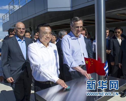 這是李克強(qiáng)與薩馬拉斯共同發(fā)出指令，一列滿載中國貨物的列車緩緩駛出比雷埃夫斯港，開往中東歐目的地。新華社記者 王曄 攝