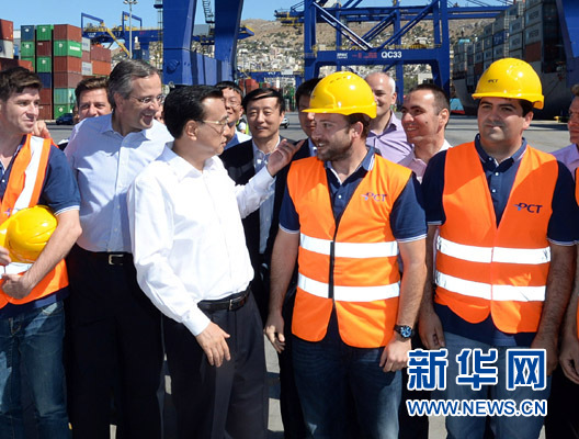 6月20日，國務(wù)院總理李克強(qiáng)與希臘總理薩馬拉斯共同考察中國遠(yuǎn)洋運(yùn)輸集團(tuán)比雷埃夫斯集裝箱碼頭。這是李克強(qiáng)和薩馬拉斯來到3號碼頭，同碼頭工人親切交流。新華社記者 李濤 攝