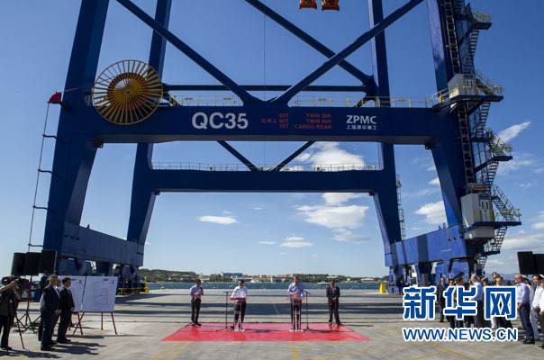 這是李克強(qiáng)和薩馬拉斯在3號碼頭發(fā)表講話。新華社記者 王曄 攝