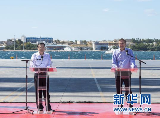 這是李克強(qiáng)和薩馬拉斯在3號碼頭發(fā)表講話。新華社記者 王曄 攝