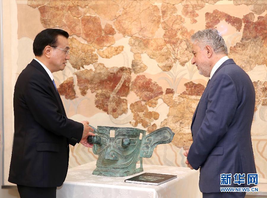 6月21日，國(guó)務(wù)院總理李克強(qiáng)與希臘總理薩馬拉斯共同出席希臘伊拉克利翁博物館新館開(kāi)館儀式并發(fā)表講話。這是李克強(qiáng)向伊拉克利翁博物館贈(zèng)送三星堆出土文物復(fù)制品。新華社記者 龐興雷 攝 