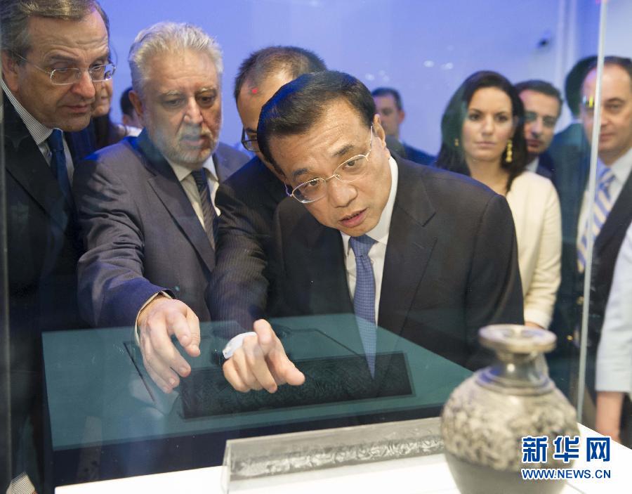  6月21日，國(guó)務(wù)院總理李克強(qiáng)與希臘總理薩馬拉斯共同出席希臘伊拉克利翁博物館新館開(kāi)館儀式并發(fā)表講話。這是李克強(qiáng)在參觀博物館展品。新華社記者 黃敬文 攝 