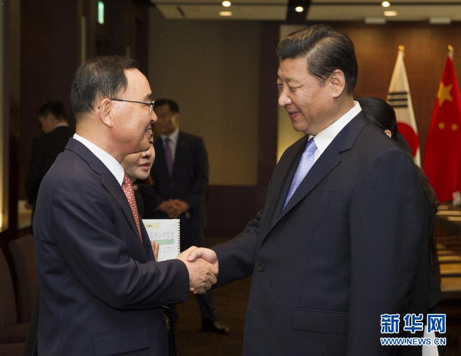 7月4日，國(guó)家主席習(xí)近平在首爾會(huì)見(jiàn)韓國(guó)總理鄭烘原。 新華社記者謝環(huán)馳攝  