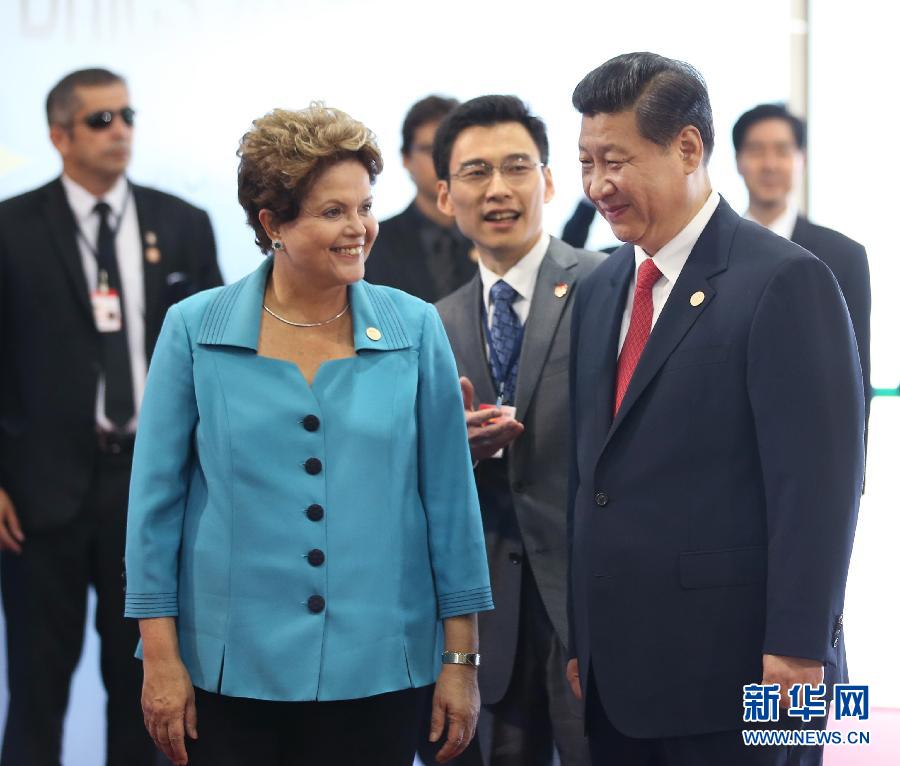 7月15日，國家主席習(xí)近平在巴西福塔萊薩出席金磚國家領(lǐng)導(dǎo)人第六次會晤。這是巴西總統(tǒng)羅塞夫迎接習(xí)近平主席。 新華社記者 蘭紅光 攝 