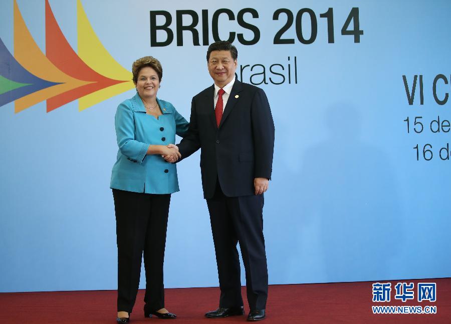 7月15日，國家主席習(xí)近平在巴西福塔萊薩出席金磚國家領(lǐng)導(dǎo)人第六次會晤。這是巴西總統(tǒng)羅塞夫迎接習(xí)近平主席。 新華社記者 蘭紅光 攝 