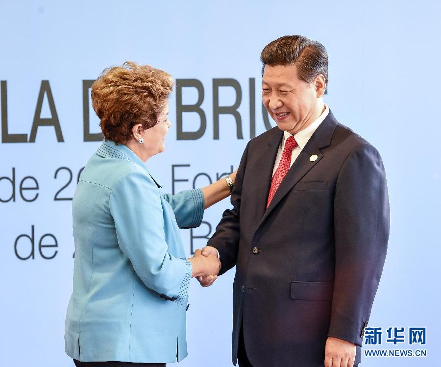 7月15日，國家主席習(xí)近平在巴西福塔萊薩出席金磚國家領(lǐng)導(dǎo)人第六次會晤。這是巴西總統(tǒng)羅塞夫迎接習(xí)近平主席。 新華社記者 李學(xué)仁 攝  