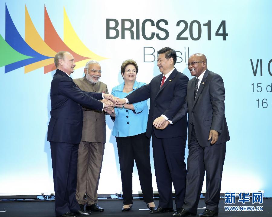 7月15日，國家主席習(xí)近平在巴西福塔萊薩出席金磚國家領(lǐng)導(dǎo)人第六次會晤。這是金磚國家領(lǐng)導(dǎo)人集體合影。 新華社記者蘭紅光攝 