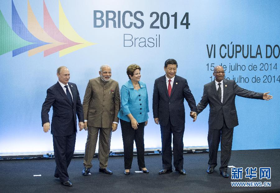 7月15日，國家主席習(xí)近平在巴西福塔萊薩出席金磚國家領(lǐng)導(dǎo)人第六次會晤。這是金磚國家領(lǐng)導(dǎo)人集體合影。 新華社記者王曄攝  