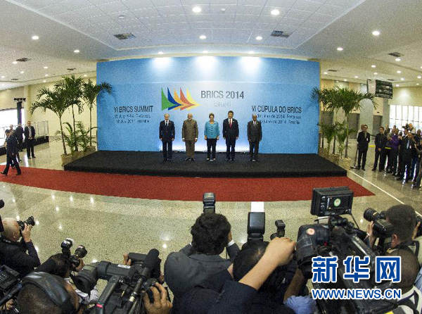 7月15日，國家主席習(xí)近平在巴西福塔萊薩出席金磚國家領(lǐng)導(dǎo)人第六次會晤。這是金磚國家領(lǐng)導(dǎo)人集體合影。 新華社記者王曄攝