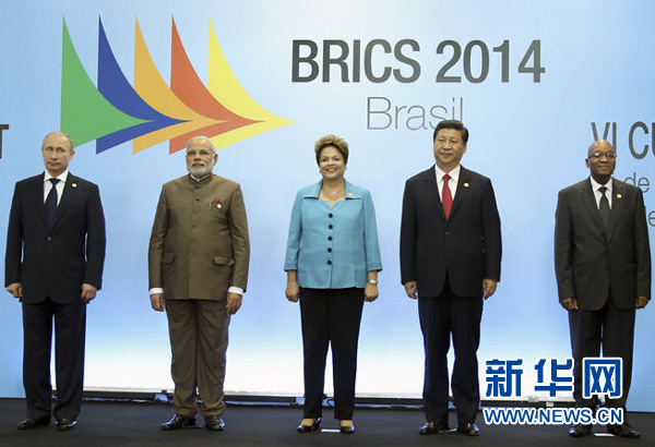  7月15日，國家主席習(xí)近平在巴西福塔萊薩出席金磚國家領(lǐng)導(dǎo)人第六次會晤。這是金磚國家領(lǐng)導(dǎo)人集體合影。 新華社記者蘭紅光攝