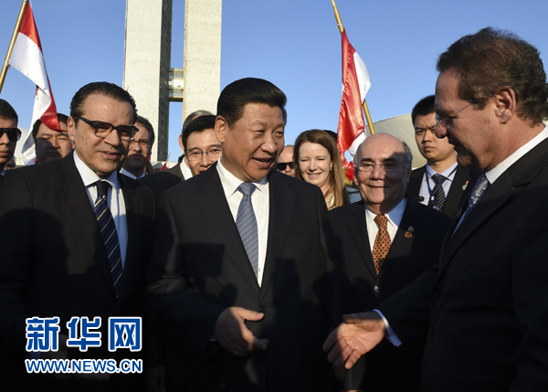 7月16日，國(guó)家主席習(xí)近平在巴西利亞會(huì)見(jiàn)巴西參議長(zhǎng)卡列羅斯（前右）和眾議長(zhǎng)阿爾維斯（前左）。 新華社記者 李學(xué)仁 攝 