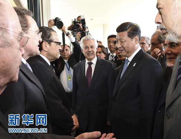 7月16日，國(guó)家主席習(xí)近平在巴西利亞會(huì)見(jiàn)巴西參議長(zhǎng)卡列羅斯和眾議長(zhǎng)阿爾維斯。這是兩院議長(zhǎng)迎接習(xí)近平主席，并介紹議員代表。 新華社記者李學(xué)仁 攝 