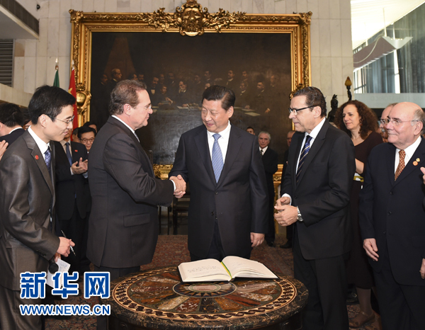 7月16日，國(guó)家主席習(xí)近平在巴西利亞會(huì)見(jiàn)巴西參議長(zhǎng)卡列羅斯（前排左二）和眾議長(zhǎng)阿爾維斯（前排右二）。 新華社記者 李學(xué)仁 攝 