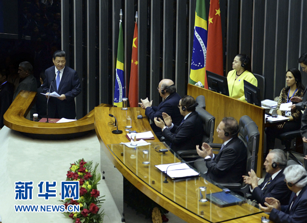 7月16日，國(guó)家主席習(xí)近平在巴西國(guó)會(huì)發(fā)表《弘揚(yáng)傳統(tǒng)友好共譜合作新篇》的演講。 新華社記者 劉建生 攝