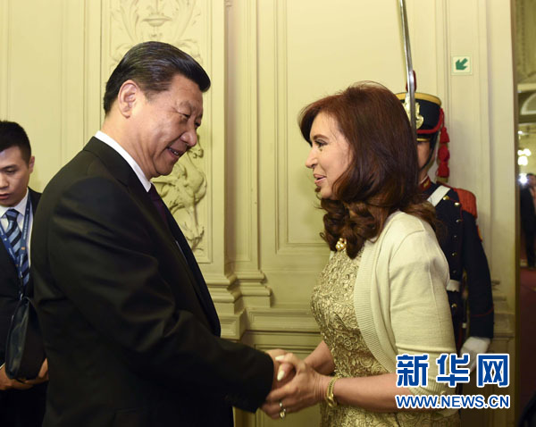 當(dāng)?shù)貢r(shí)間7月18日，國(guó)家主席習(xí)近平在布宜諾斯艾利斯同阿根廷總統(tǒng)克里斯蒂娜舉行會(huì)談。這是會(huì)談開(kāi)始前，克里斯蒂娜在總統(tǒng)府為習(xí)近平舉行隆重歡迎儀式。新華社記者 李學(xué)仁 攝