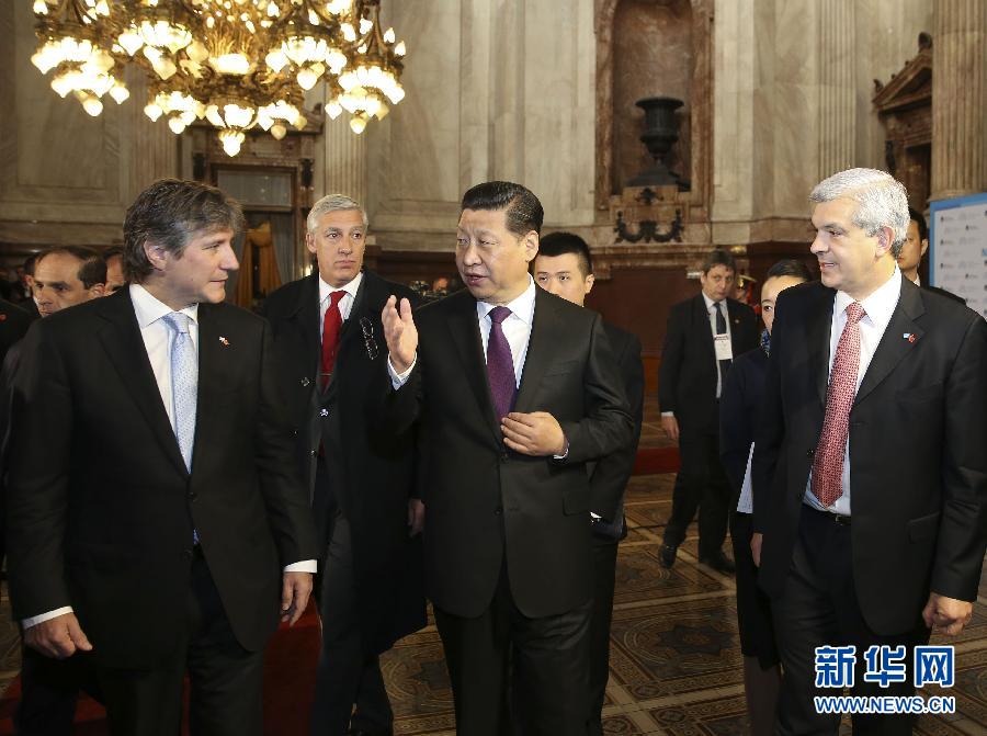 當(dāng)?shù)貢r間7月19日，國家主席習(xí)近平在布宜諾斯艾利斯會見阿根廷副總統(tǒng)兼參議長布杜（前左）和眾議長多明格斯（前右）。 新華社記者丁林攝 