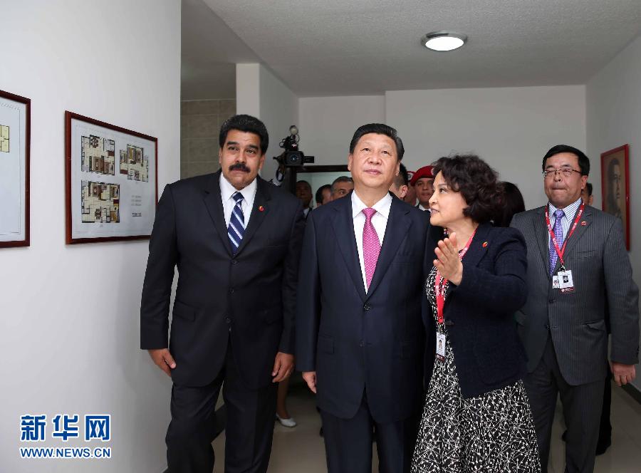 當(dāng)?shù)貢r(shí)間7月21日，國家主席習(xí)近平在委內(nèi)瑞拉總統(tǒng)馬杜羅陪同下在加拉加斯參觀蒂烏娜社會(huì)住房項(xiàng)目。 新華社記者 蘭紅光 攝