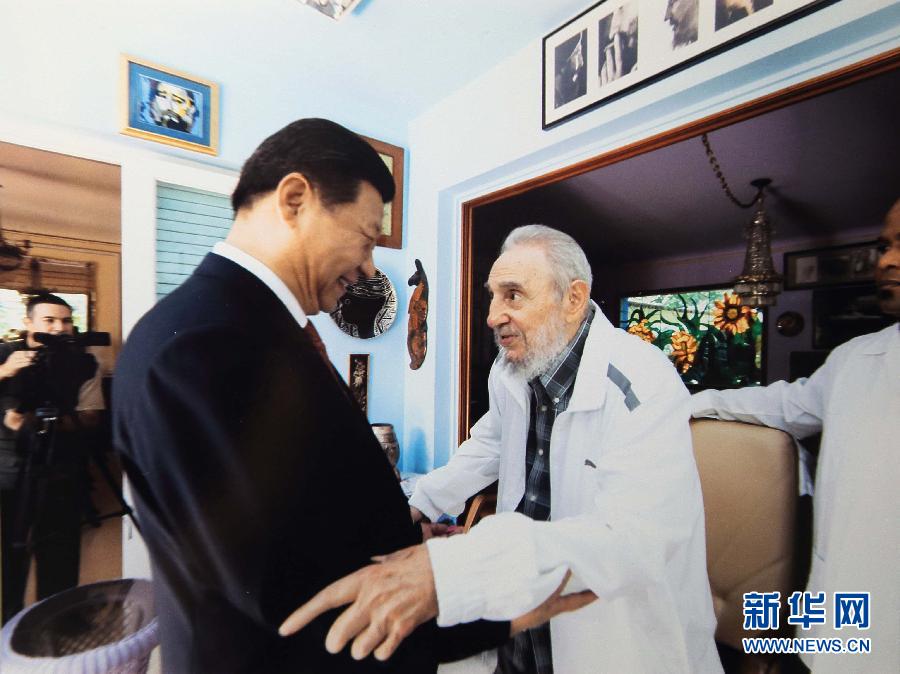 當(dāng)?shù)貢r間7月22日，國家主席習(xí)近平在哈瓦那親切探望古巴革命領(lǐng)袖菲德爾&middot;卡斯特羅。 新華社發(fā)