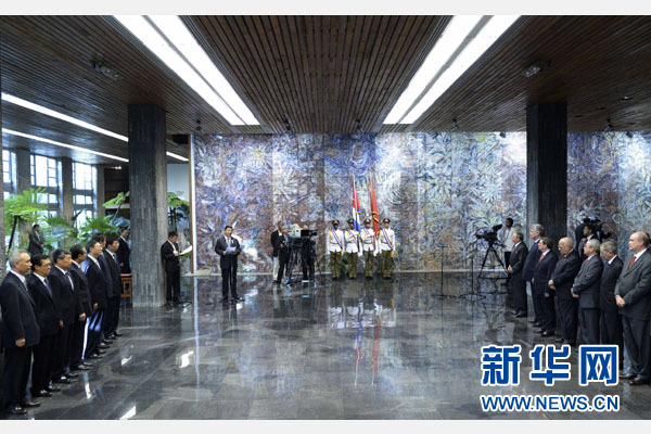 當(dāng)?shù)貢r(shí)間7月22日，國(guó)家主席習(xí)近平在哈瓦那接受古巴政府授予的&ldquo;何塞&middot;馬蒂&rdquo;勛章。古巴國(guó)務(wù)委員會(huì)主席兼部長(zhǎng)會(huì)議主席勞爾&middot;卡斯特羅為習(xí)近平佩戴勛章。新華社記者馬占成攝