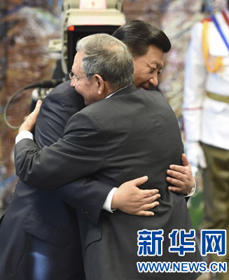 當(dāng)?shù)貢r(shí)間7月22日，國(guó)家主席習(xí)近平在哈瓦那接受古巴政府授予的&ldquo;何塞&middot;馬蒂&rdquo;勛章。古巴國(guó)務(wù)委員會(huì)主席兼部長(zhǎng)會(huì)議主席勞爾&middot;卡斯特羅為習(xí)近平佩戴勛章。新華社記者馬占成攝