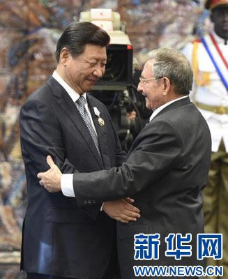 當(dāng)?shù)貢r(shí)間7月22日，國(guó)家主席習(xí)近平在哈瓦那接受古巴政府授予的&ldquo;何塞&middot;馬蒂&rdquo;勛章。古巴國(guó)務(wù)委員會(huì)主席兼部長(zhǎng)會(huì)議主席勞爾&middot;卡斯特羅為習(xí)近平佩戴勛章。新華社記者馬占成攝