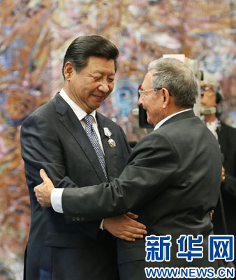 當(dāng)?shù)貢r(shí)間7月22日，國(guó)家主席習(xí)近平在哈瓦那接受古巴政府授予的&ldquo;何塞&middot;馬蒂&rdquo;勛章。古巴國(guó)務(wù)委員會(huì)主席兼部長(zhǎng)會(huì)議主席勞爾&middot;卡斯特羅為習(xí)近平佩戴勛章。新華社記者劉衛(wèi)兵攝