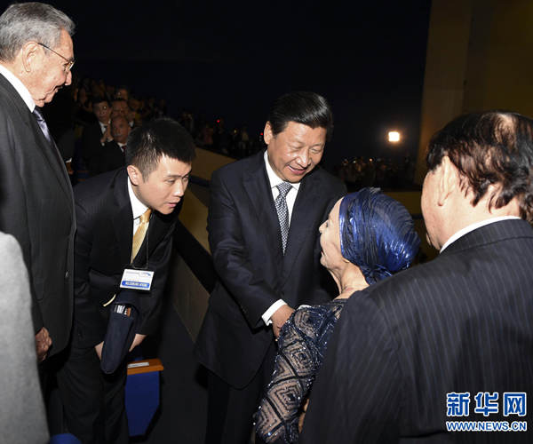     當?shù)貢r間7月22日，國家主席習近平在哈瓦那與古巴國務委員會主席兼部長會議主席勞爾&middot;卡斯特羅共同觀看中古芭蕾舞聯(lián)合演出。新華社記者李學仁攝 