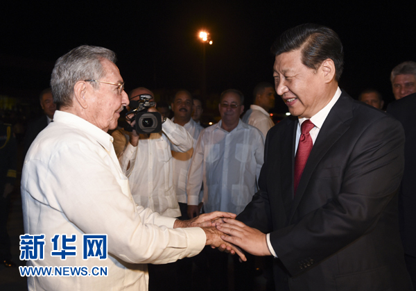 當(dāng)?shù)貢r(shí)間7月23日，國(guó)家主席習(xí)近平結(jié)束對(duì)古巴的訪問(wèn)，離開圣地亞哥，啟程回國(guó)。這是古巴國(guó)務(wù)委員會(huì)主席兼部長(zhǎng)會(huì)議主席勞爾&middot;卡斯特羅到機(jī)場(chǎng)為習(xí)近平送行。新華社記者 李學(xué)仁 攝 