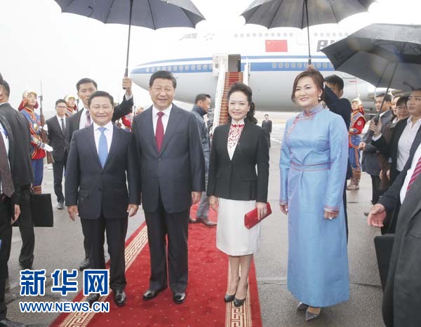 8月21日，國家主席習近平抵達烏蘭巴托，開始對蒙古國進行國事訪問。習近平和夫人彭麗媛在機場受到蒙古國總理阿勒坦呼亞格夫婦熱情迎接。新華社記者鞠鵬攝 