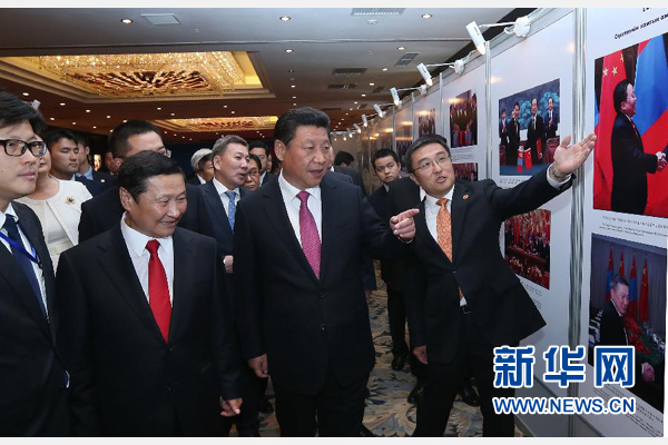 8月22日，國(guó)家主席習(xí)近平在烏蘭巴托與蒙古國(guó)總理阿勒坦呼亞格共同出席中蒙經(jīng)貿(mào)合作回顧展開(kāi)幕式。 新華社記者 龐興雷 攝 