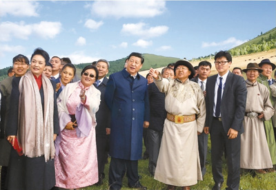 　　八月二十二日，國家主席習(xí)近平在蒙古國總統(tǒng)額勒貝格道爾吉陪同下前往烏蘭巴托市郊觀看那達慕。這是習(xí)近平和夫人彭麗媛同額勒貝格道爾吉夫婦觀看表演。新華社記者　鞠鵬攝