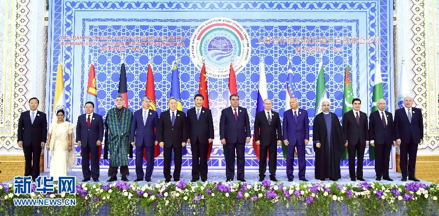9月12日，上海合作組織成員國元首理事會第十四次會議在塔吉克斯坦首都杜尚別舉行。國家主席習(xí)近平出席會議并發(fā)表重要講話。這是與會成員國元首、觀察員國領(lǐng)導(dǎo)人或代表、主席國客人以及有關(guān)國際和地區(qū)組織代表集體合影。新華社記者李濤攝 