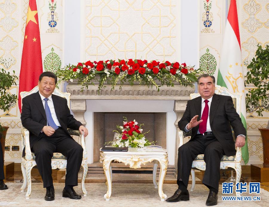 9月13日，國家主席習近平在杜尚別同塔吉克斯坦總統(tǒng)拉赫蒙舉行會談。 新華社記者黃敬文攝 