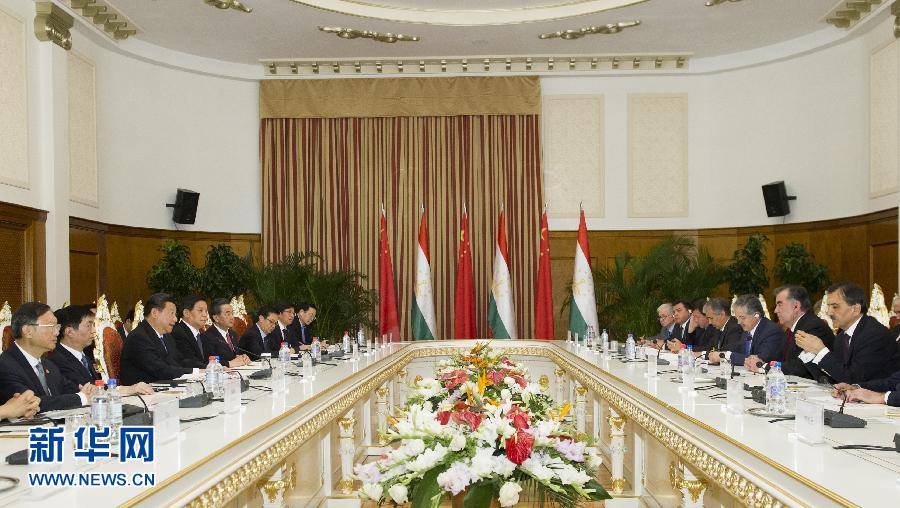 9月13日，國家主席習近平在杜尚別同塔吉克斯坦總統(tǒng)拉赫蒙舉行會談。 新華社記者謝環(huán)馳攝 