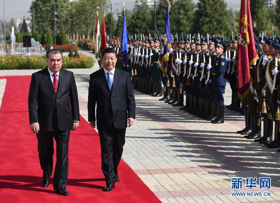 9月13日，國(guó)家主席習(xí)近平在杜尚別同塔吉克斯坦總統(tǒng)拉赫蒙舉行會(huì)談。會(huì)談前，拉赫蒙在民族宮前廣場(chǎng)為習(xí)近平舉行隆重的歡迎儀式。新華社記者馬占成攝 